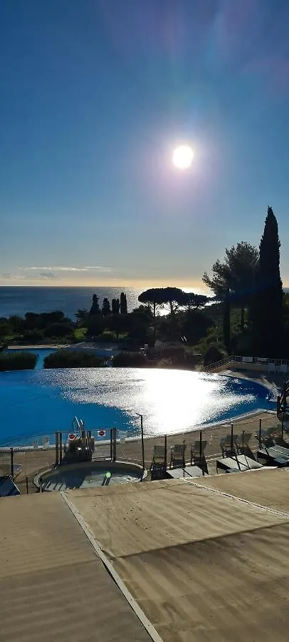 Appartement 2 Pieces Climatise En Rez-De-Jardin Cap Esterel Agay Saint-Raphaël Apartment
